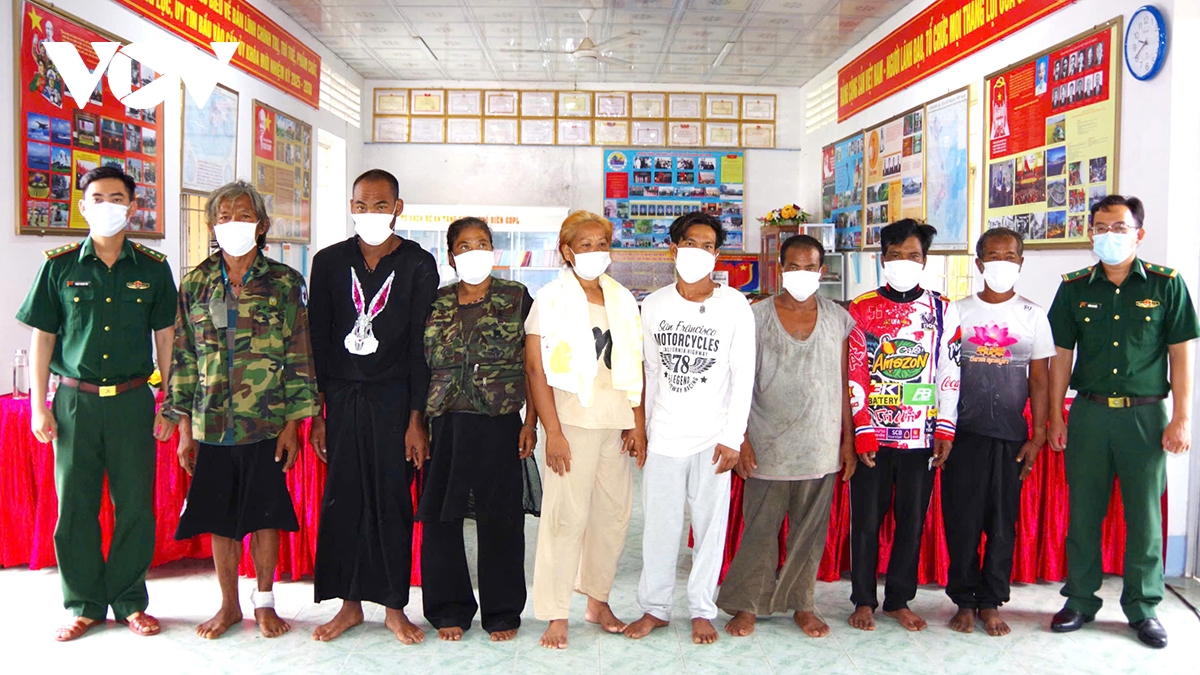 biên phòng cà mau hỗ trợ, cứu vớt 8 người nước ngoài trên biển hình ảnh 3 bien phong ca mau ho tro, cuu vot 8 nguoi nuoc ngoai tren bien hinh anh 3