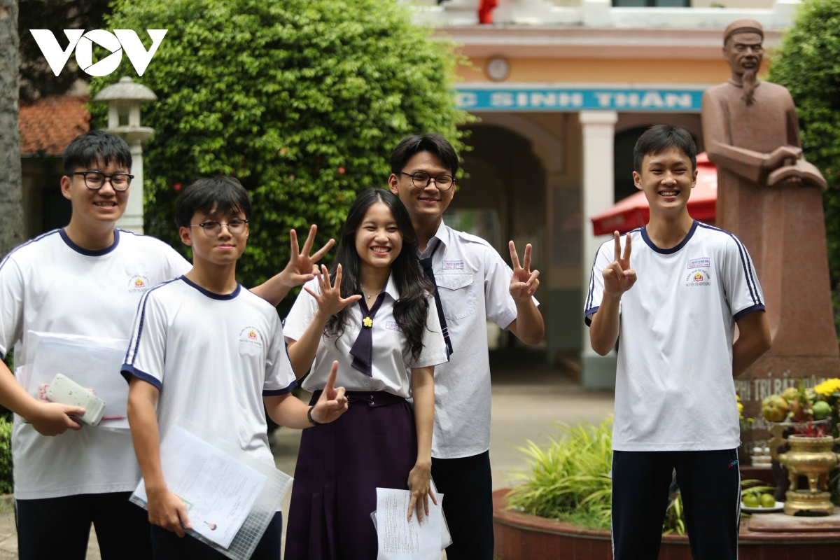 Thí sinh cả nước hoàn thành môn thi đầu tiên của kỳ thi tốt nghiệp THPT