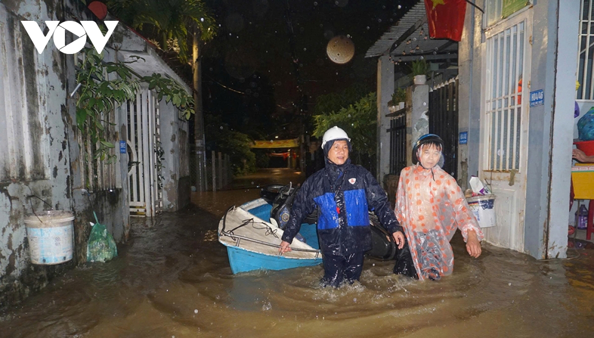 mưa lớn do bão số 1, nhiều khu vực ở Đà nẵng ngập sâu hình ảnh 5 mua lon do bao so 1, nhieu khu vuc o Da nang ngap sau hinh anh 5