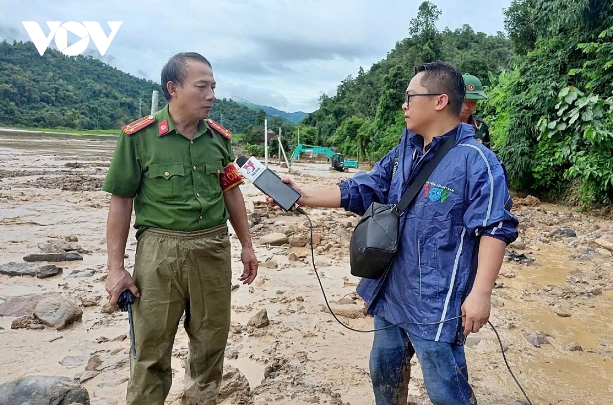 hun duc tinh yeu nghe trong dieu kien dia ban vat va, kho khan hinh anh 1