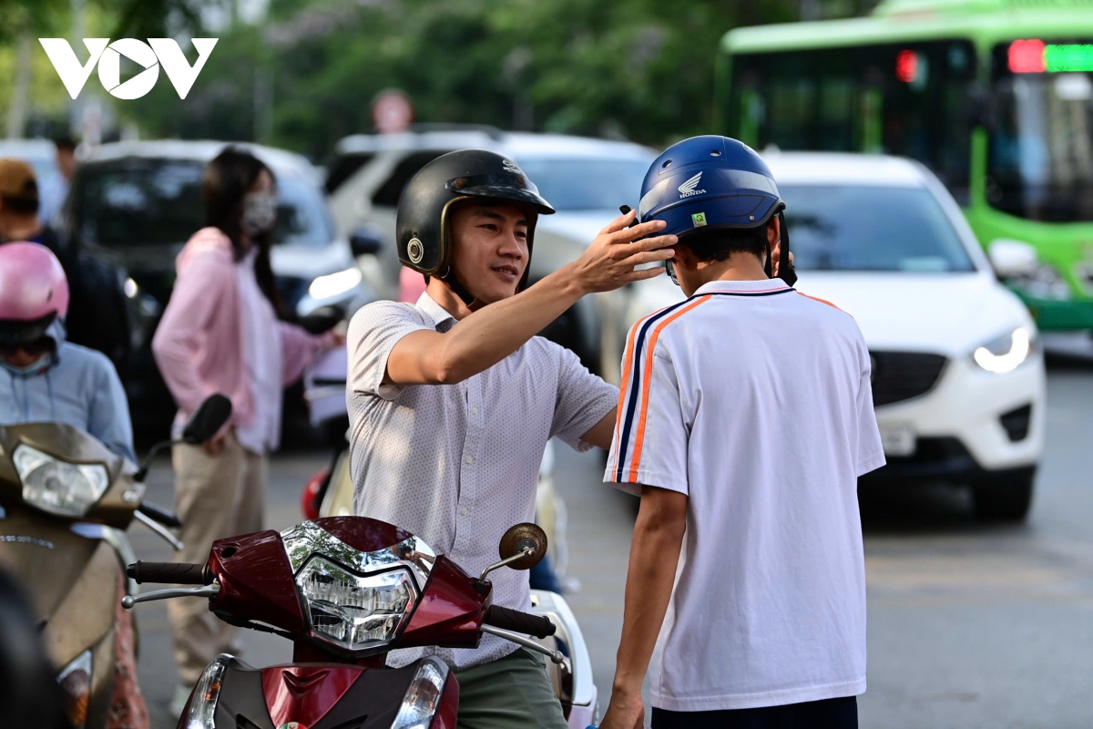 phụ huynh âu yếm, chụp ảnh lưu lại kỷ niệm với con trước khi thi môn văn hình ảnh 7 phu huynh au yem, chup anh luu lai ky niem voi con truoc khi thi mon van hinh anh 7