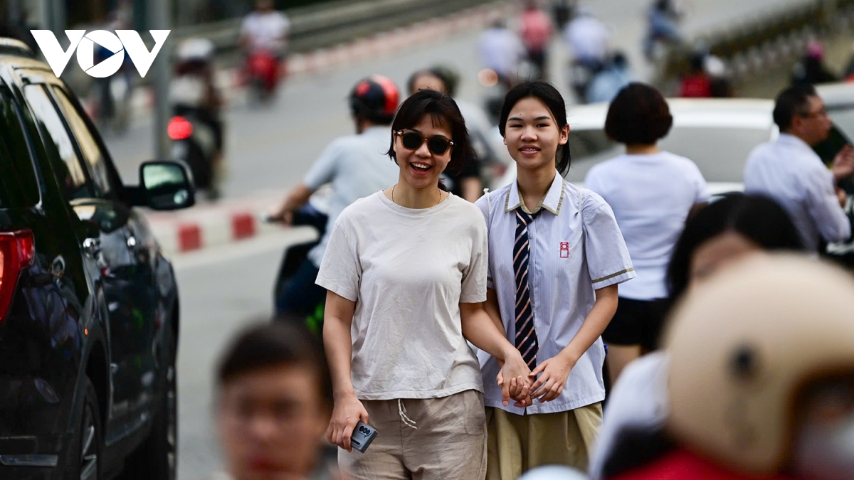 Thí sinh thở phào nhẹ nhõm khi hoàn thành xong môn Ngoại ngữ lớp 10