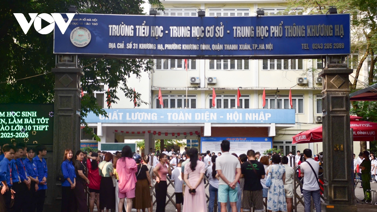 phụ huynh âu yếm, chụp ảnh lưu lại kỷ niệm với con trước khi thi môn văn hình ảnh 1 phu huynh au yem, chup anh luu lai ky niem voi con truoc khi thi mon van hinh anh 1