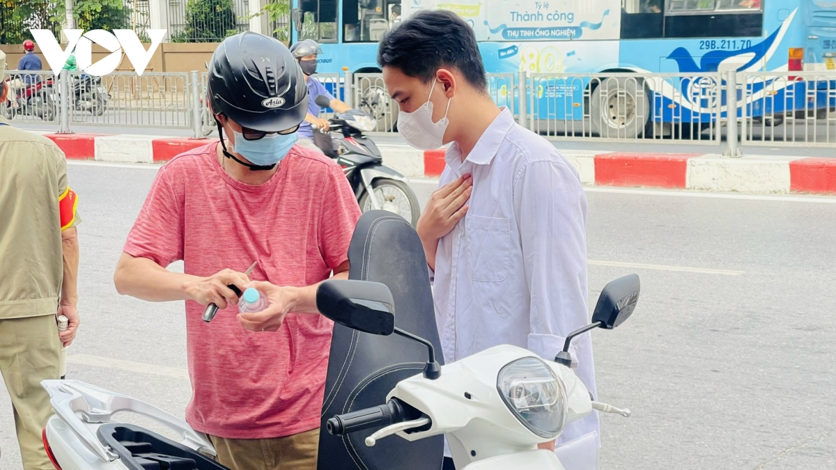 phụ huynh âu yếm, chụp ảnh lưu lại kỷ niệm với con trước khi thi môn văn hình ảnh 9 phu huynh au yem, chup anh luu lai ky niem voi con truoc khi thi mon van hinh anh 9