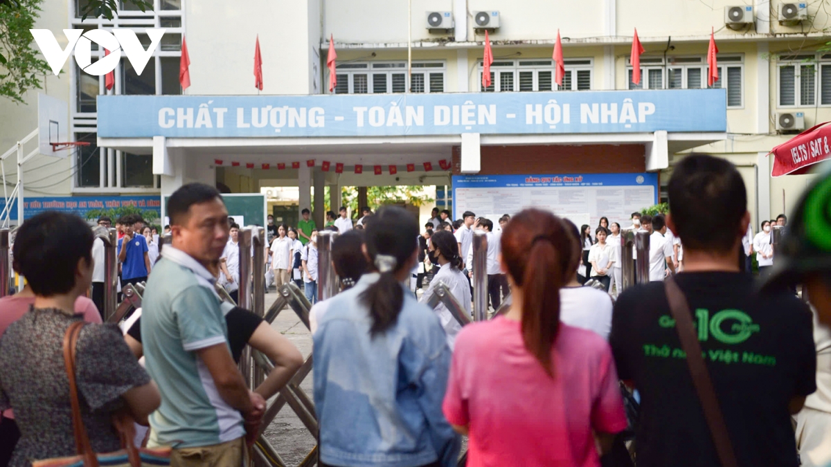 phụ huynh âu yếm, chụp ảnh lưu lại kỷ niệm với con trước khi thi môn văn hình ảnh 15 phu huynh au yem, chup anh luu lai ky niem voi con truoc khi thi mon van hinh anh 15