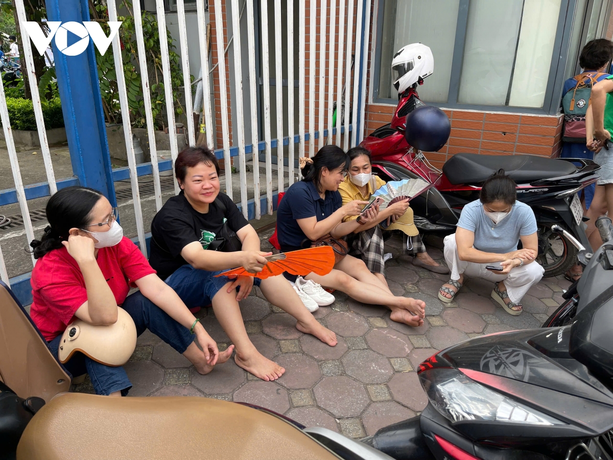 phụ huynh âu yếm, chụp ảnh lưu lại kỷ niệm với con trước khi thi môn văn hình ảnh 14 phu huynh au yem, chup anh luu lai ky niem voi con truoc khi thi mon van hinh anh 14