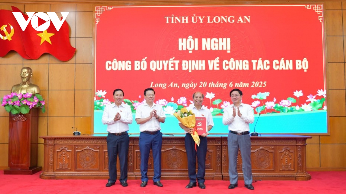 9 can bo chu chot cua tinh uy long an nghi huu truoc tuoi hinh anh 2