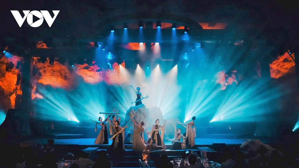 show diễn thực cảnh trong hang ngọc rồng - Điểm nhấn du lịch sáng tạo hình ảnh 2 show dien thuc canh trong hang ngoc rong - Diem nhan du lich sang tao hinh anh 2