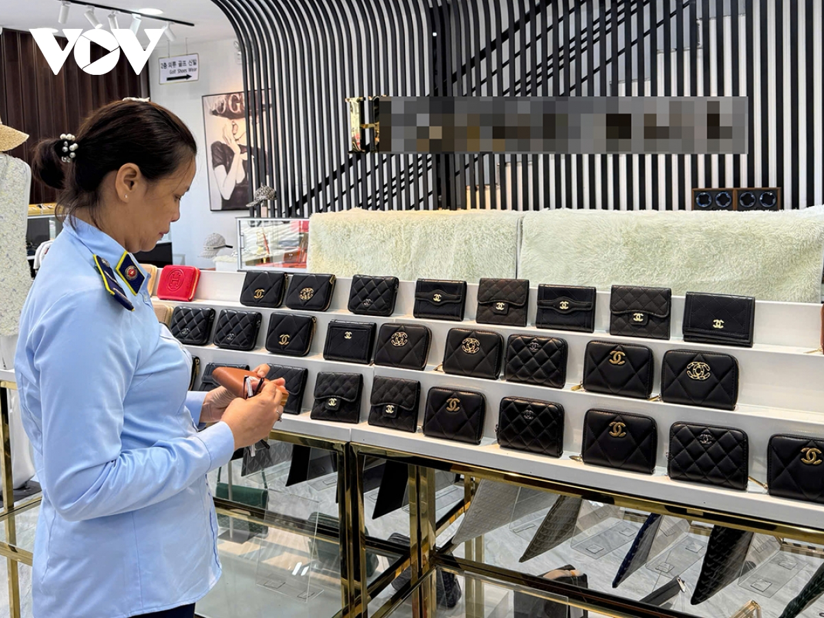 bán hàng giả nhãn hiệu, 2 cơ sở ở Đà nẵng bị xử phạt hành chính, buộc tiêu huỷ hình ảnh 2 ban hang gia nhan hieu, 2 co so o Da nang bi xu phat hanh chinh, buoc tieu huy hinh anh 2