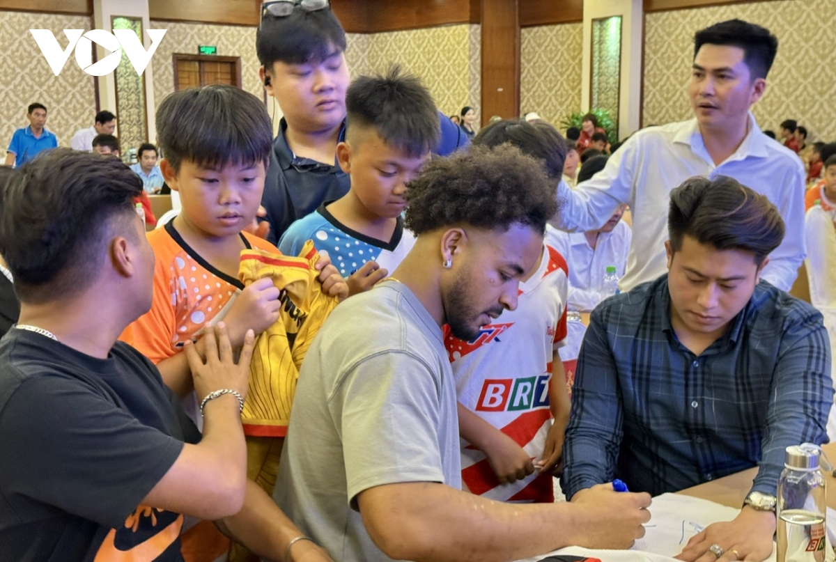 Nguyễn Xuân Son truyền lửa đam mê bóng đá cho trẻ em ở Bà Rịa – Vũng Tàu