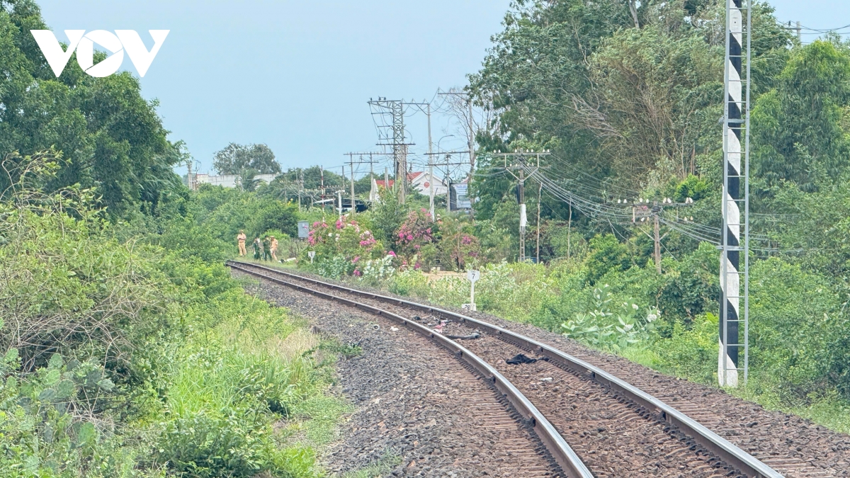 tàu hỏa va chạm với xe máy, 2 người tử vong thương tâm hình ảnh 4 tau hoa va cham voi xe may, 2 nguoi tu vong thuong tam hinh anh 4