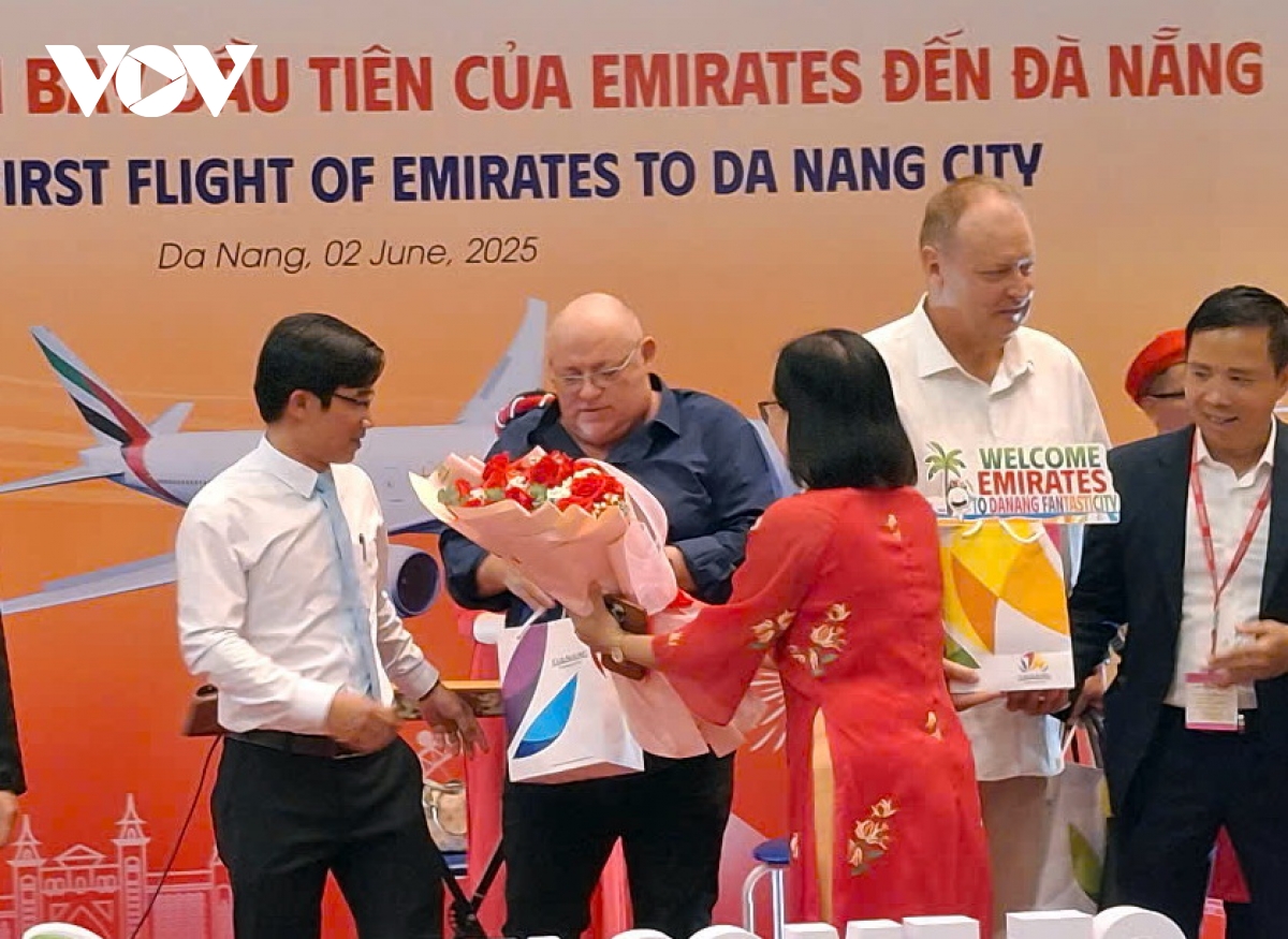 Đón 333 hành khách quốc tế trên chuyến bay đầu tiên từ dubai đến Đà nẵng hình ảnh 2 Don 333 hanh khach quoc te tren chuyen bay dau tien tu dubai den Da nang hinh anh 2
