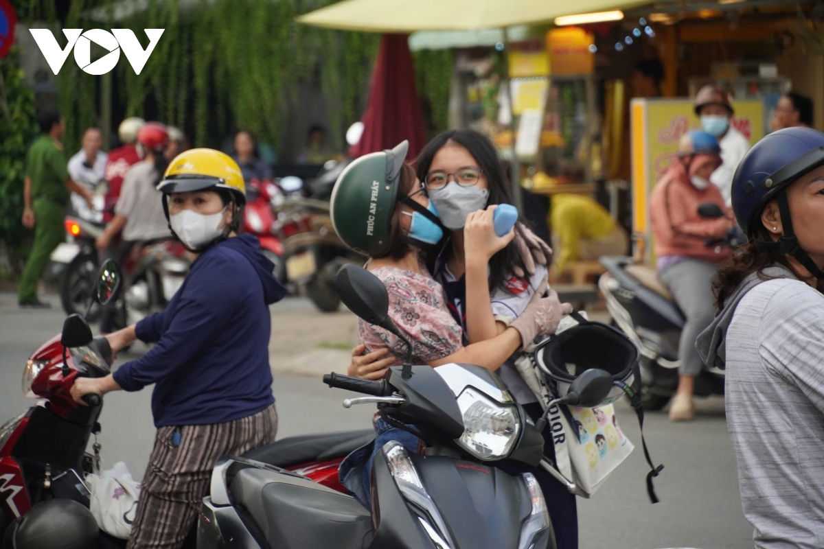 thí sinh tại tp.hcm tự tin bước vào môn thi đầu tiên hình ảnh 3 thi sinh tai tp.hcm tu tin buoc vao mon thi dau tien hinh anh 3