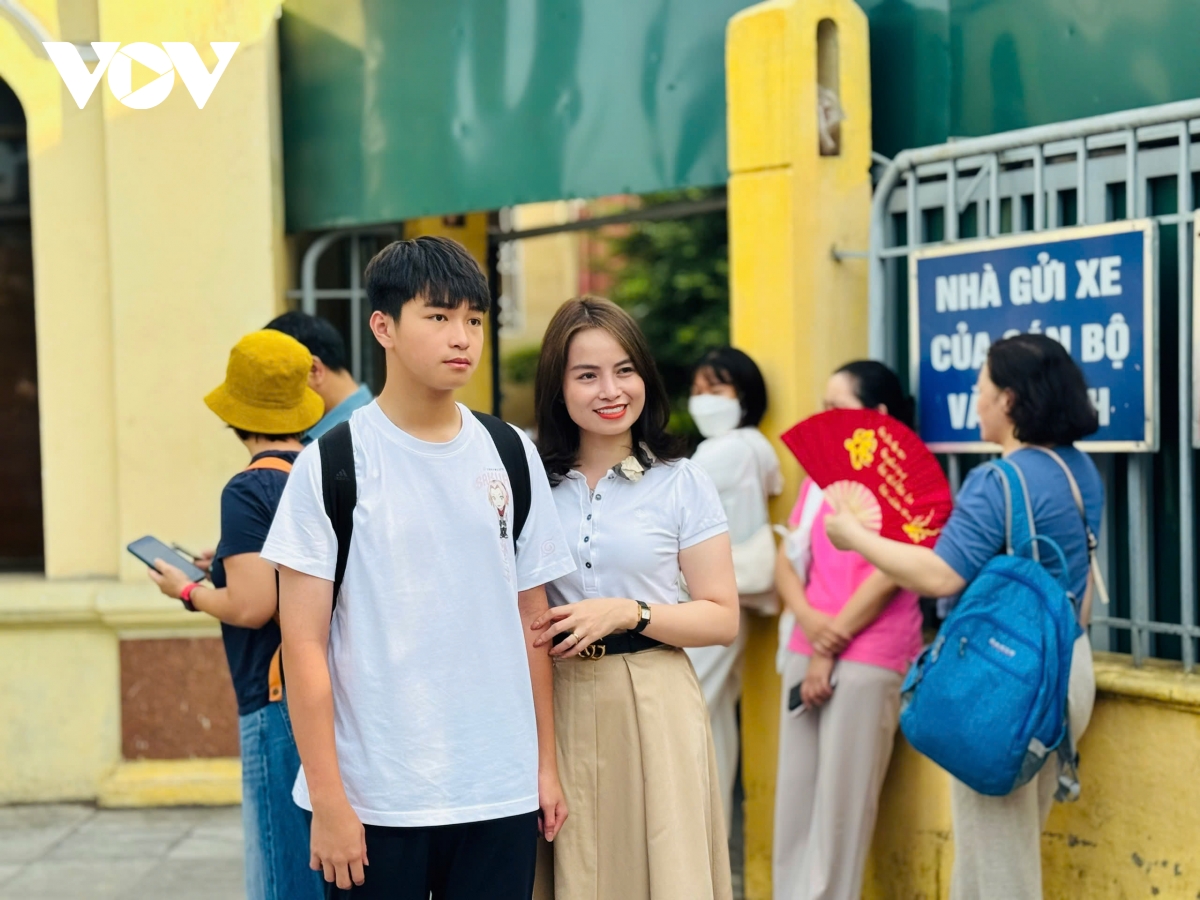 bà 69 tuổi từ hà tĩnh ra hà nội đưa cháu đi thi mong kiếm vé vào chuyên khtn hình ảnh 12 ba 69 tuoi tu ha tinh ra ha noi dua chau di thi mong kiem ve vao chuyen khtn hinh anh 12