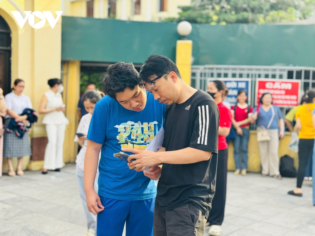 bà 69 tuổi từ hà tĩnh ra hà nội đưa cháu đi thi mong kiếm vé vào chuyên khtn hình ảnh 4 ba 69 tuoi tu ha tinh ra ha noi dua chau di thi mong kiem ve vao chuyen khtn hinh anh 4