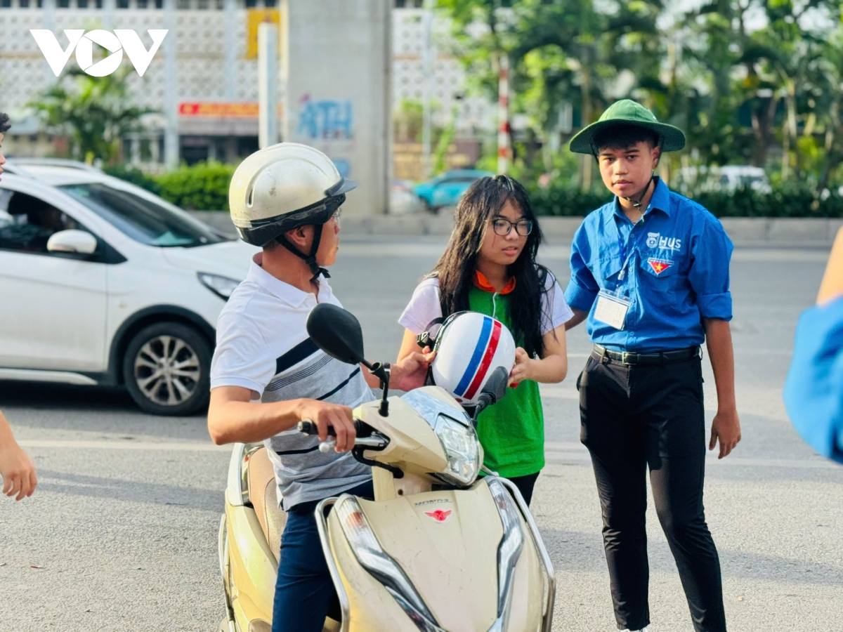 bà 69 tuổi từ hà tĩnh ra hà nội đưa cháu đi thi mong kiếm vé vào chuyên khtn hình ảnh 9 ba 69 tuoi tu ha tinh ra ha noi dua chau di thi mong kiem ve vao chuyen khtn hinh anh 9