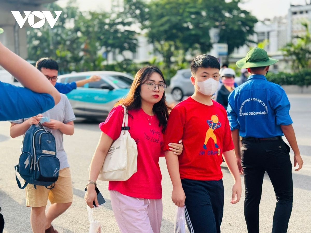 bà 69 tuổi từ hà tĩnh ra hà nội đưa cháu đi thi mong kiếm vé vào chuyên khtn hình ảnh 2 ba 69 tuoi tu ha tinh ra ha noi dua chau di thi mong kiem ve vao chuyen khtn hinh anh 2