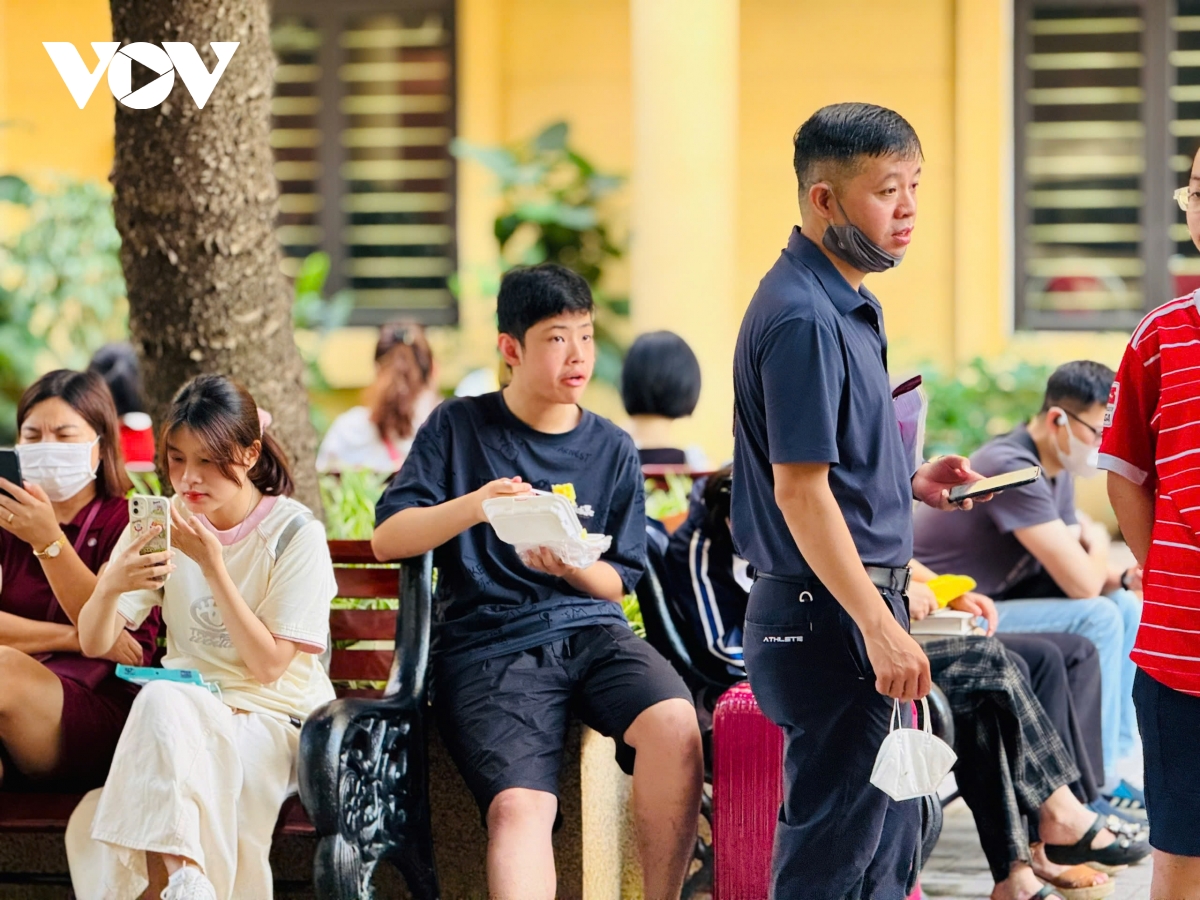 bà 69 tuổi từ hà tĩnh ra hà nội đưa cháu đi thi mong kiếm vé vào chuyên khtn hình ảnh 3 ba 69 tuoi tu ha tinh ra ha noi dua chau di thi mong kiem ve vao chuyen khtn hinh anh 3
