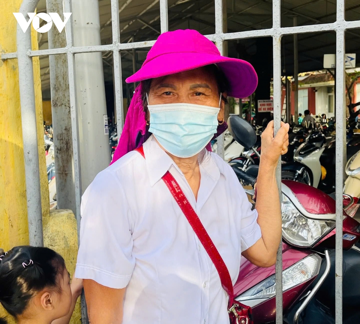 bà 69 tuổi từ hà tĩnh ra hà nội đưa cháu đi thi mong kiếm vé vào chuyên khtn hình ảnh 7 ba 69 tuoi tu ha tinh ra ha noi dua chau di thi mong kiem ve vao chuyen khtn hinh anh 7