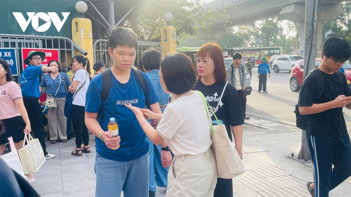 bà 69 tuổi từ hà tĩnh ra hà nội đưa cháu đi thi mong kiếm vé vào chuyên khtn hình ảnh 5 ba 69 tuoi tu ha tinh ra ha noi dua chau di thi mong kiem ve vao chuyen khtn hinh anh 5