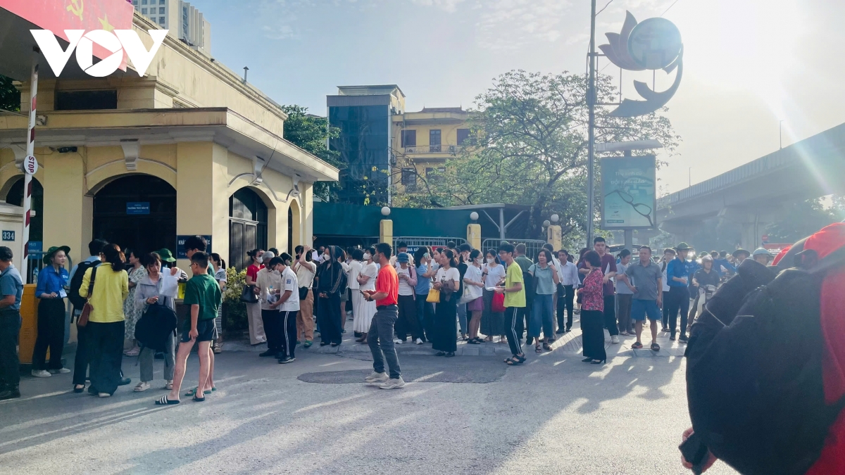 bà 69 tuổi từ hà tĩnh ra hà nội đưa cháu đi thi mong kiếm vé vào chuyên khtn hình ảnh 1 ba 69 tuoi tu ha tinh ra ha noi dua chau di thi mong kiem ve vao chuyen khtn hinh anh 1