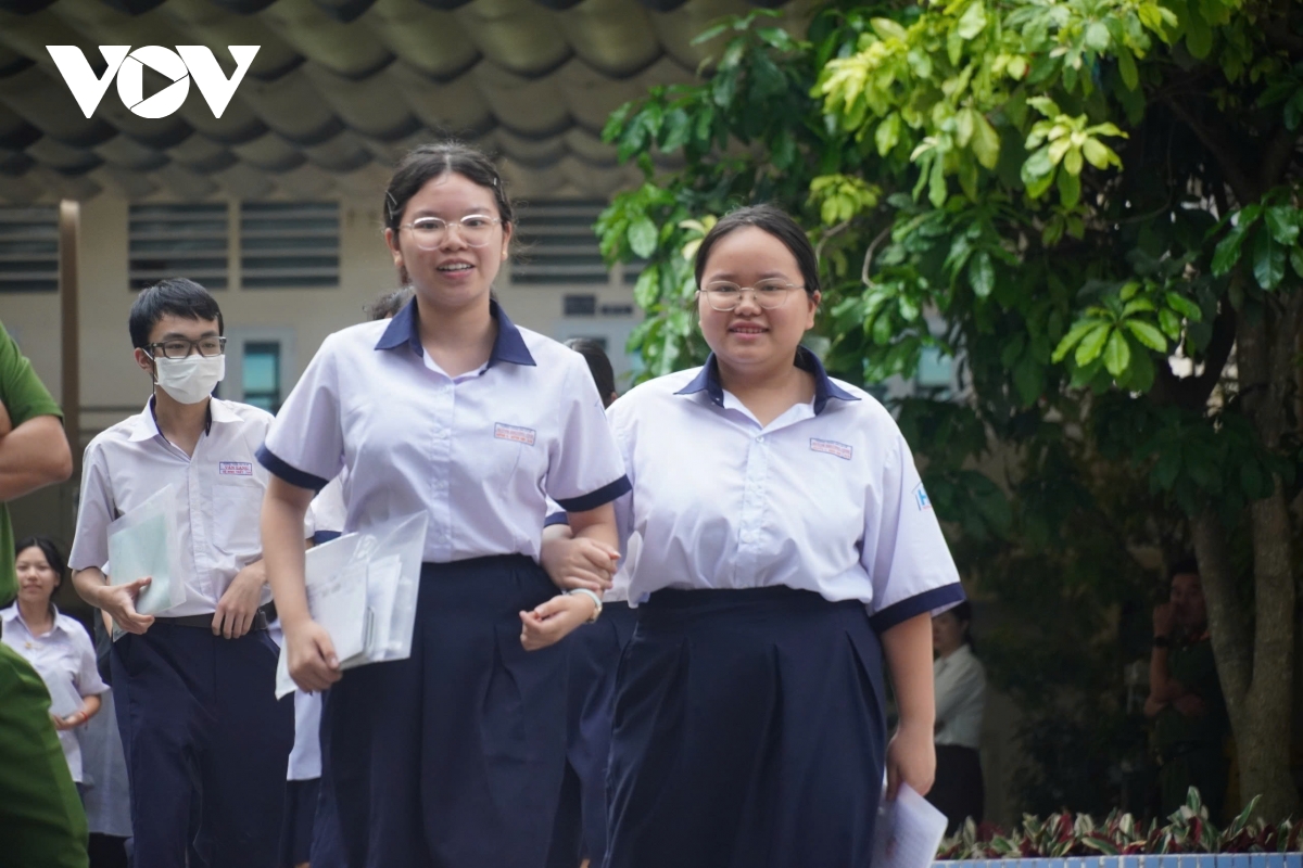 Môn Ngoại ngữ thi lớp 10: Thí sinh tự tin xong sớm, giáo viên dự đoán khó đạt 9, 10
