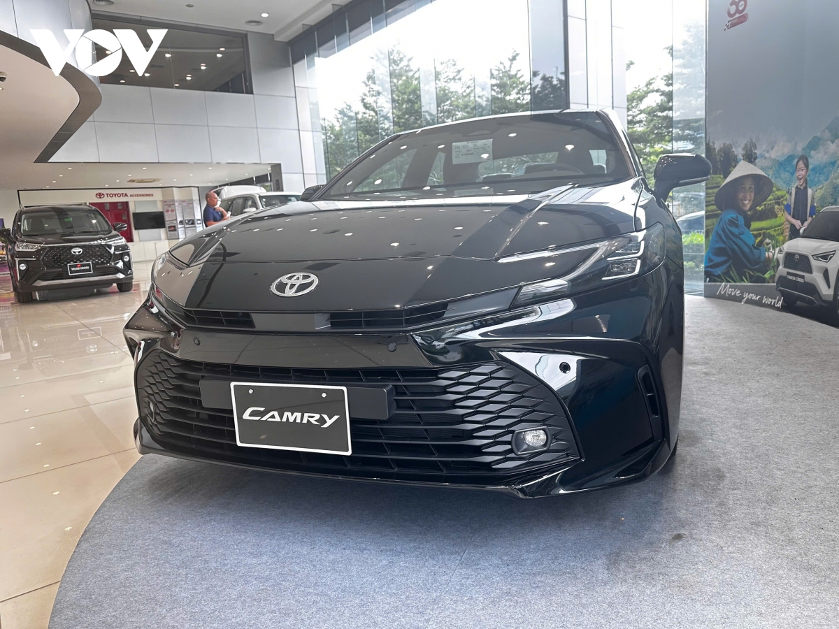 Giá Toyota Camry giảm mạnh, nhiều đại lý ưu đãi tới 100 triệu đồng