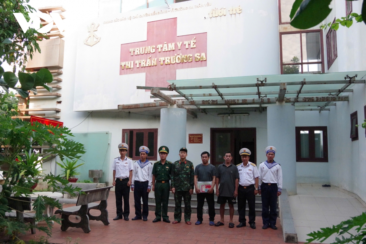 quân y trường sa cứu sống ngư dân quảng nam giữa trùng khơi hình ảnh 4 quan y truong sa cuu song ngu dan quang nam giua trung khoi hinh anh 4