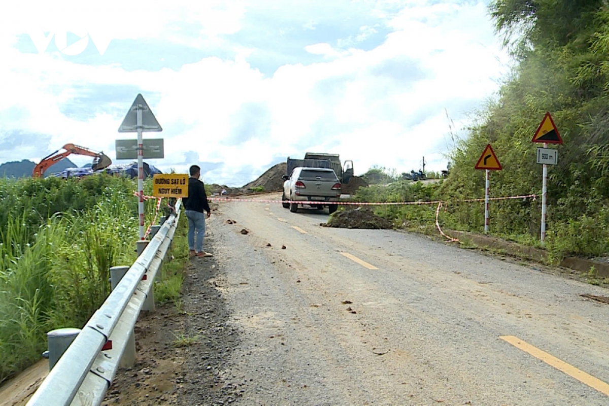 mua lon keo dai gay sut lun nghiem trong tren tinh lo 131 tai lai chau hinh anh 3