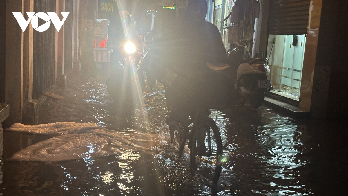 hà nội mưa lớn, ác mộng của người dân khi ngập tràn nước cống đen kịt ô nhiễm hình ảnh 13 ha noi mua lon, ac mong cua nguoi dan khi ngap tran nuoc cong den kit o nhiem hinh anh 13