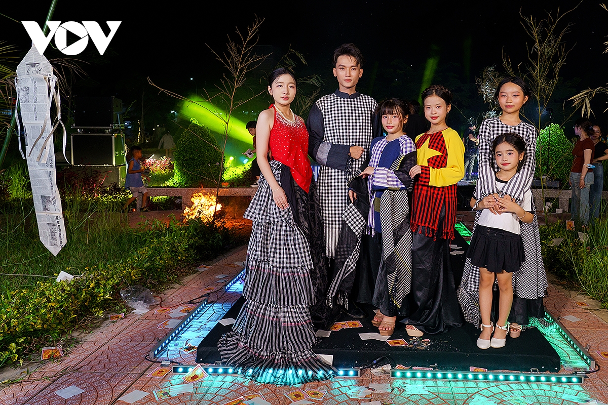 tái hiện phiên chợ âm dương xứ kinh bắc tại show thời trang xứ tây Đô hình ảnh 6 tai hien phien cho am duong xu kinh bac tai show thoi trang xu tay Do hinh anh 6