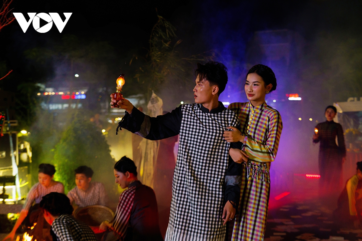 tái hiện phiên chợ âm dương xứ kinh bắc tại show thời trang xứ tây Đô hình ảnh 4 tai hien phien cho am duong xu kinh bac tai show thoi trang xu tay Do hinh anh 4