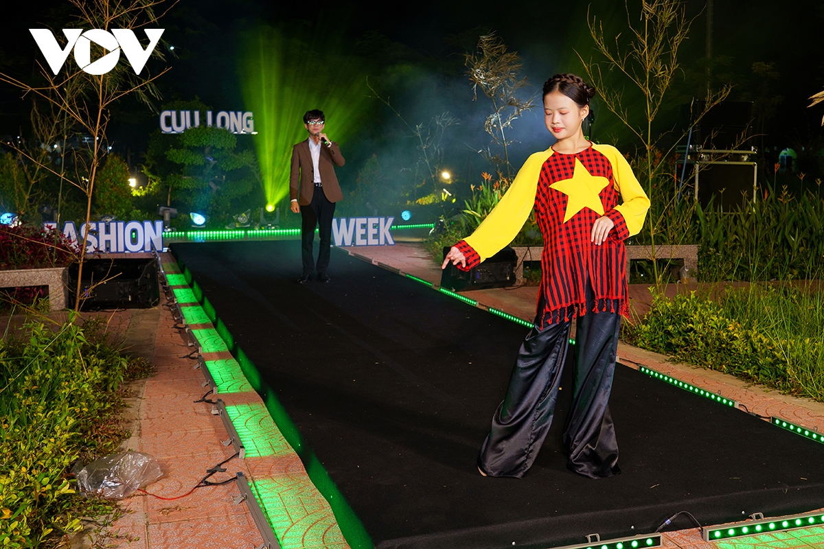 tái hiện phiên chợ âm dương xứ kinh bắc tại show thời trang xứ tây Đô hình ảnh 5 tai hien phien cho am duong xu kinh bac tai show thoi trang xu tay Do hinh anh 5