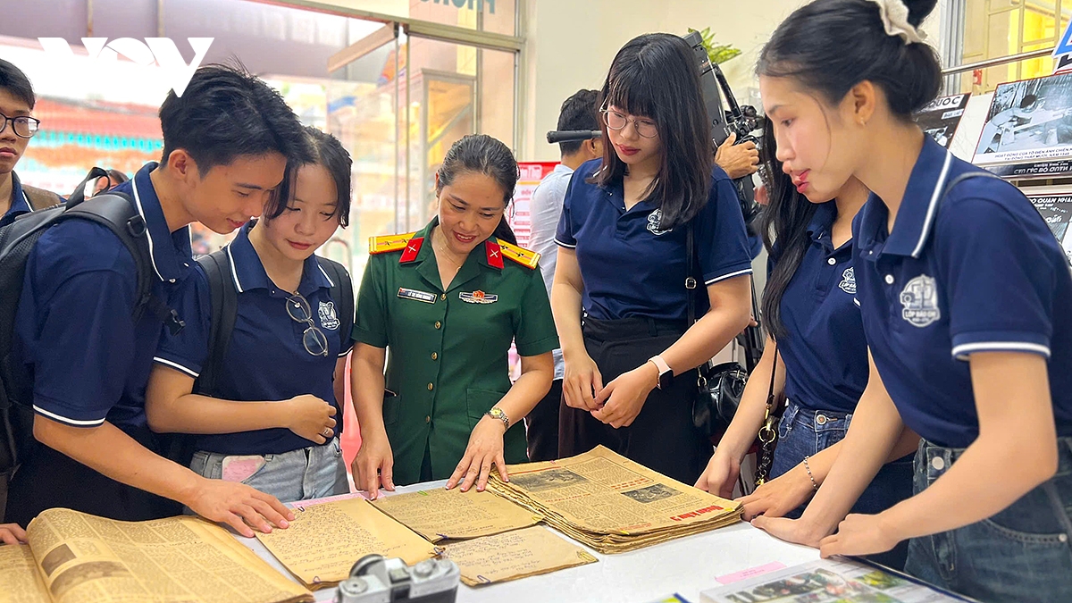triển lãm chuyên đề bài báo là tờ hịch cách mạng tại cần thơ hình ảnh 5 trien lam chuyen de bai bao la to hich cach mang tai can tho hinh anh 5