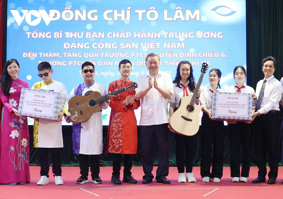 Tổng Bí thư Tô Lâm thăm và tặng quà trường Nguyễn Đình Chiểu và Xã Đàn