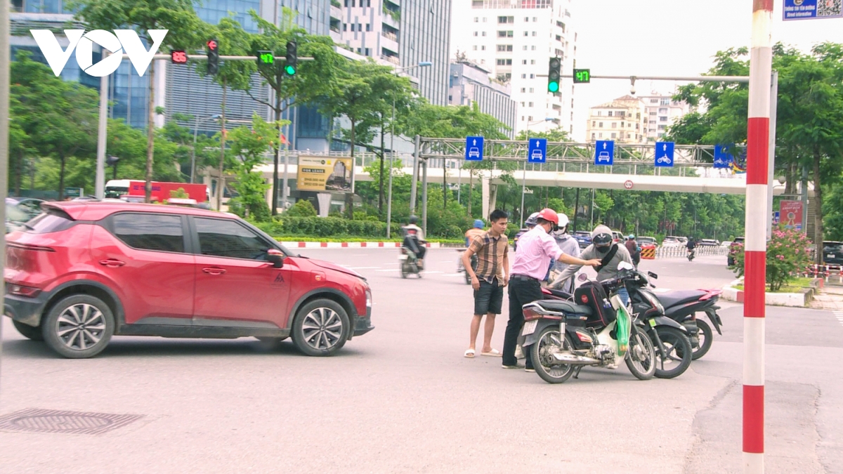 Biển báo trên đường Võ Chí Công "bất cập", phương tiện di chuyển khó khăn