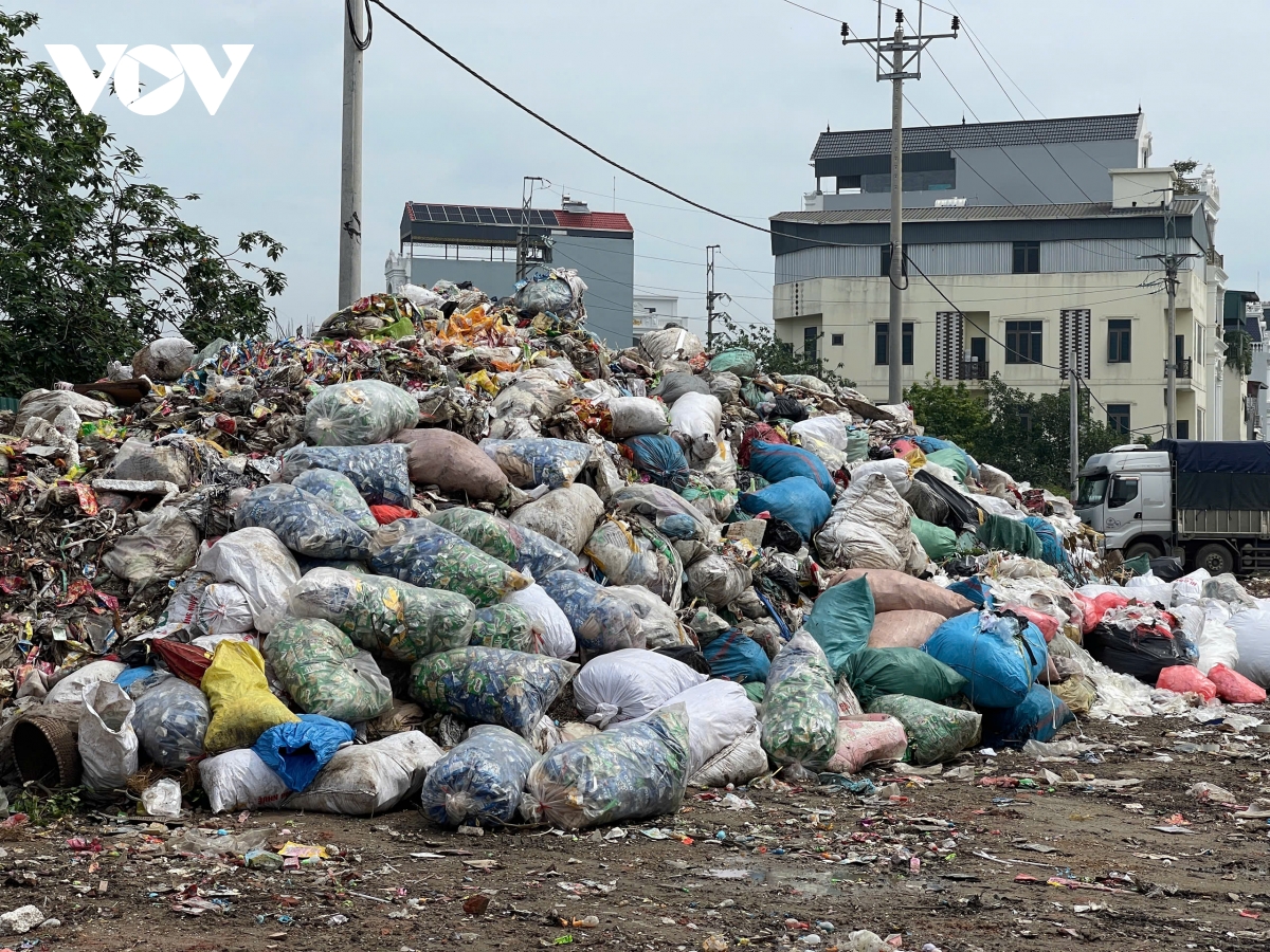 La Phù nồng nặc ô nhiễm từ đống bánh kẹo đổ bỏ lẫn rác thải