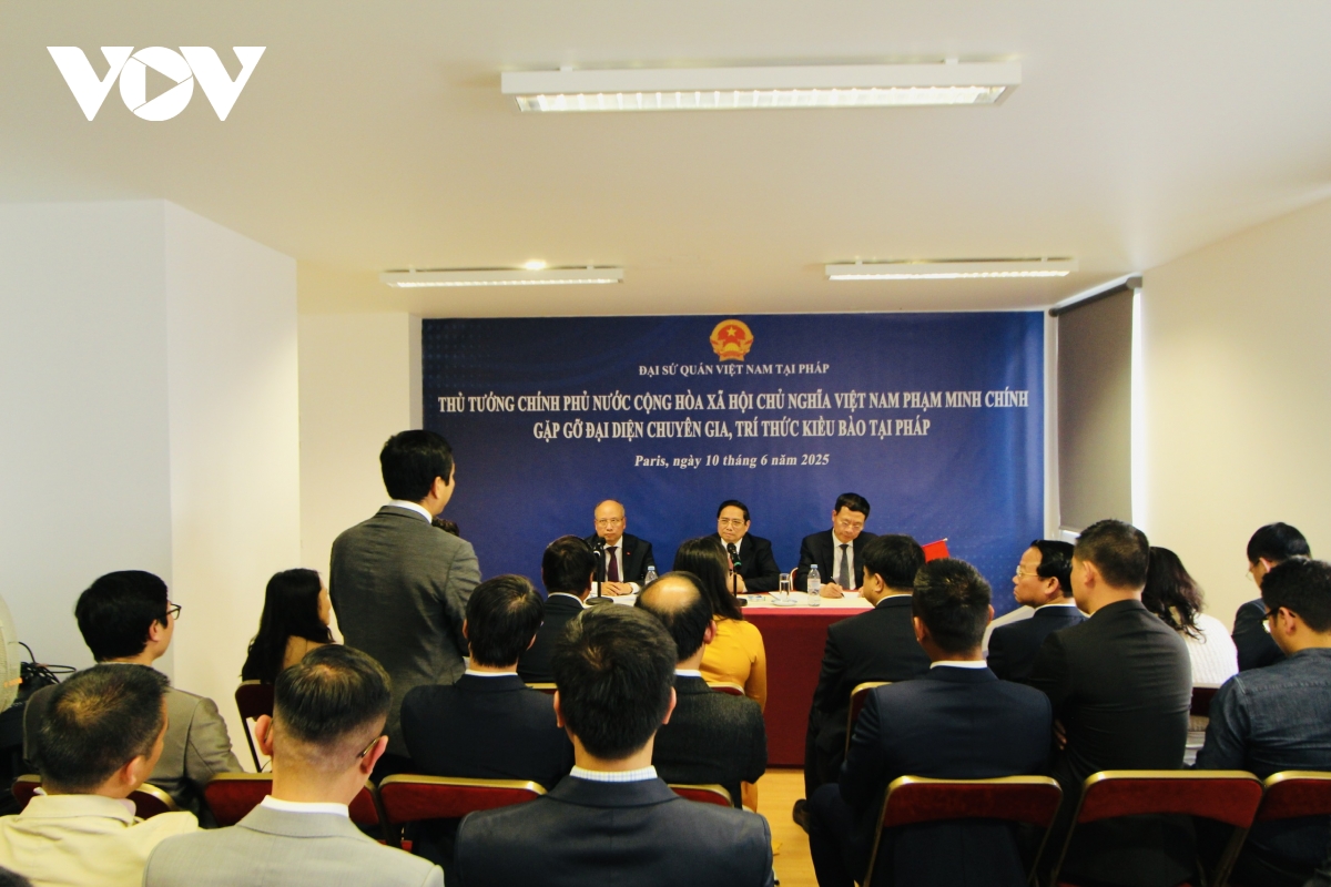 Thủ tướng gặp gỡ đại diện chuyên gia, tri thức, kiều bào tại Pháp