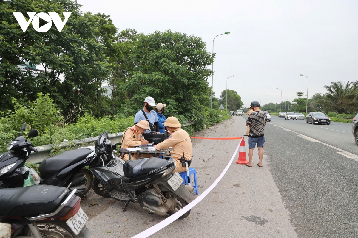 ​Lái xe máy vào cao tốc Đại lộ Thăng Long rồi quay đầu vì thấy cảnh sát