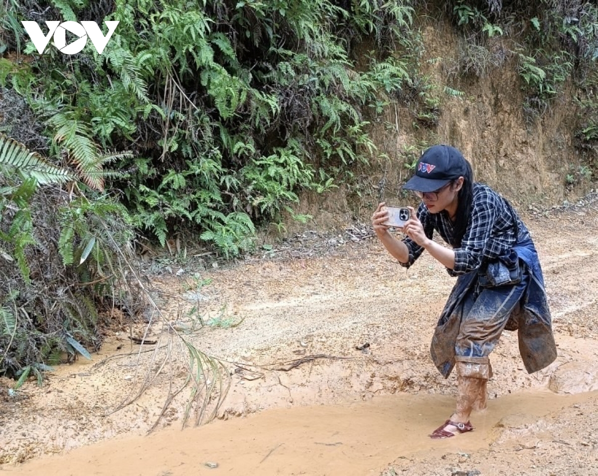 hun duc tinh yeu nghe trong dieu kien dia ban vat va, kho khan hinh anh 3