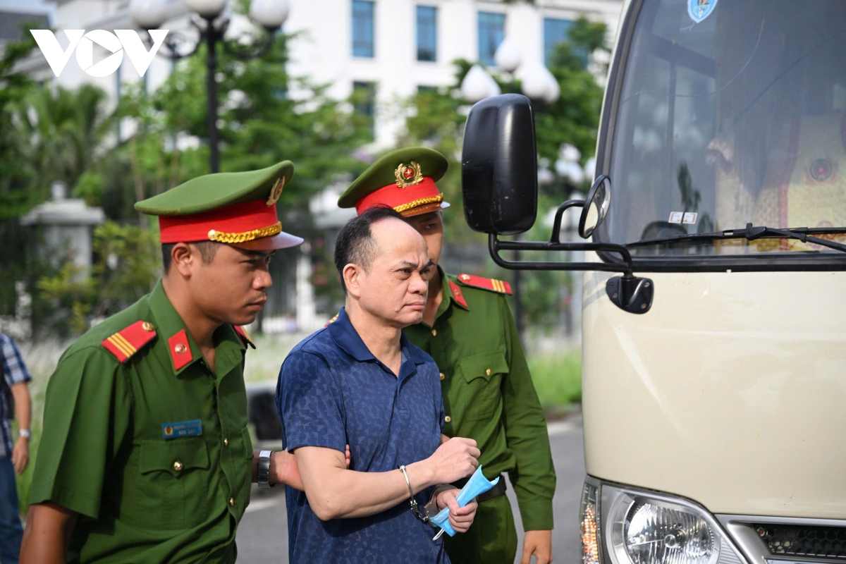 dẫn giải cựu bí thư hoàng thị thuý lan và 40 bị cáo vụ án phúc sơn hầu toà hình ảnh 10 dan giai cuu bi thu hoang thi thuy lan va 40 bi cao vu an phuc son hau toa hinh anh 10