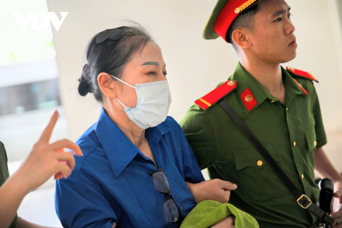 Dẫn giải cựu Bí thư Hoàng Thị Thuý Lan và 40 bị cáo vụ án Phúc Sơn hầu toà