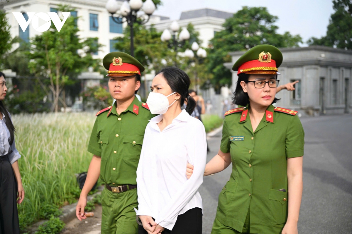 dẫn giải cựu bí thư hoàng thị thuý lan và 40 bị cáo vụ án phúc sơn hầu toà hình ảnh 13 dan giai cuu bi thu hoang thi thuy lan va 40 bi cao vu an phuc son hau toa hinh anh 13