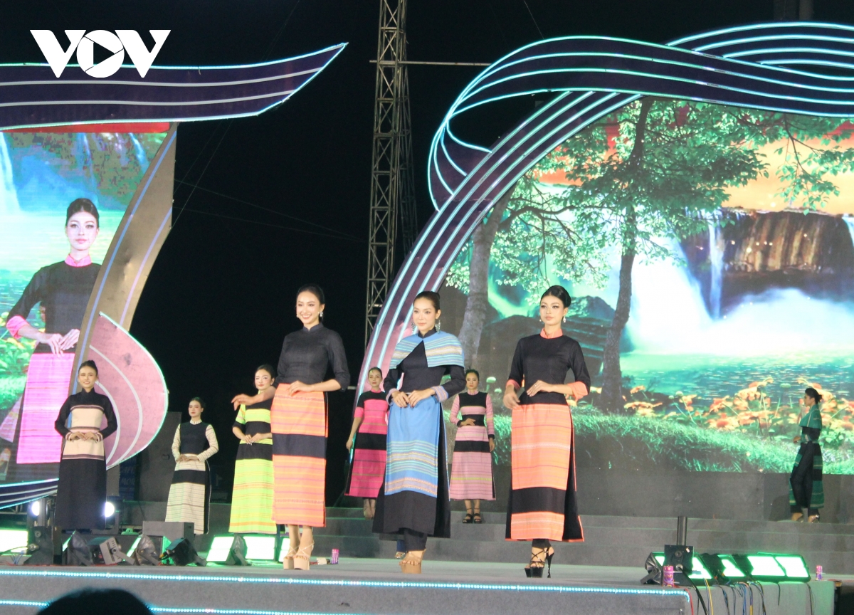 Ấn tượng bản hòa ca rừng và biển tại chương trình Đắk lắk - Âm vang ngày mới hình ảnh 3 An tuong ban hoa ca rung va bien tai chuong trinh Dak lak - Am vang ngay moi hinh anh 3