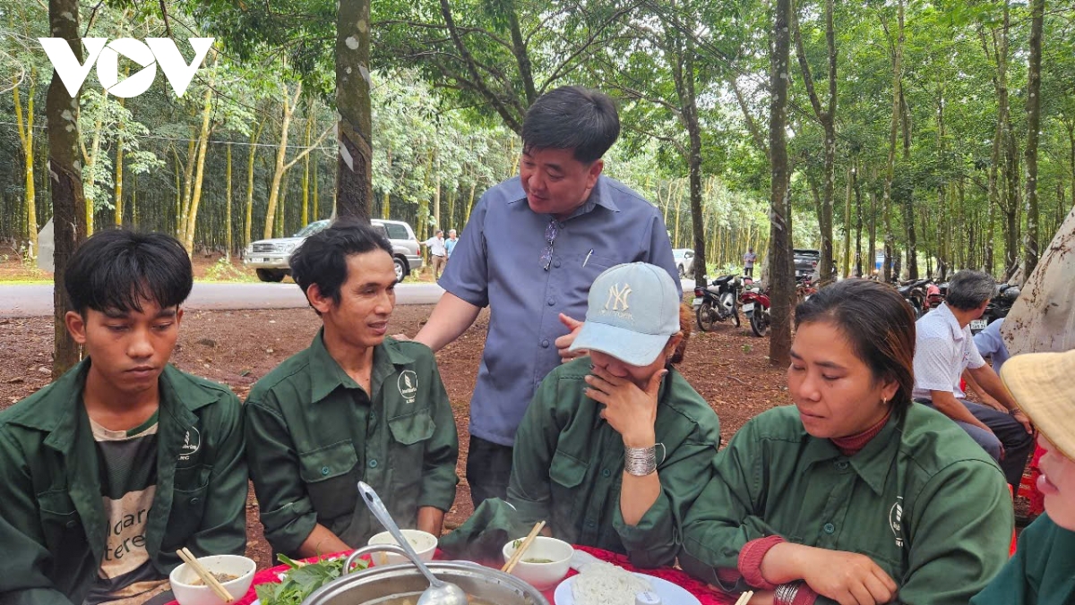 bua com cong nhan, am long noi rung vang hinh anh 4