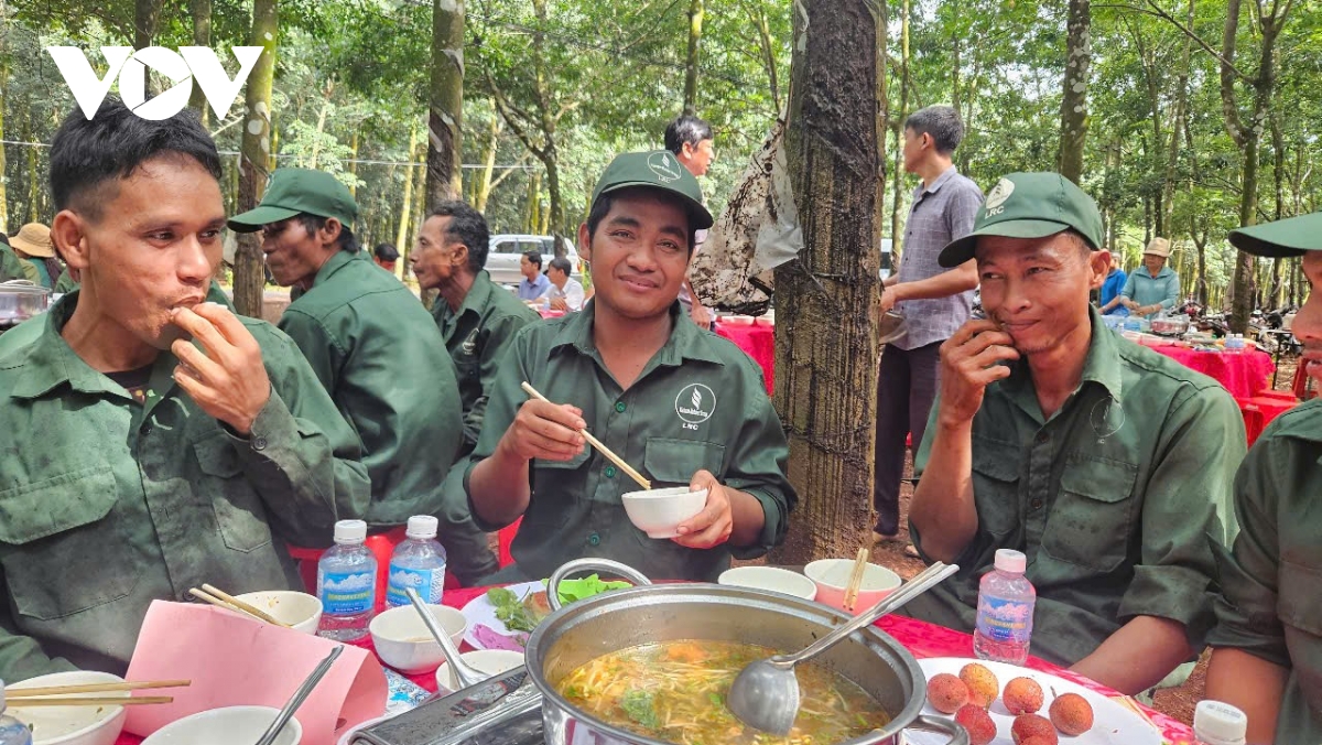 bua com cong nhan, am long noi rung vang hinh anh 9