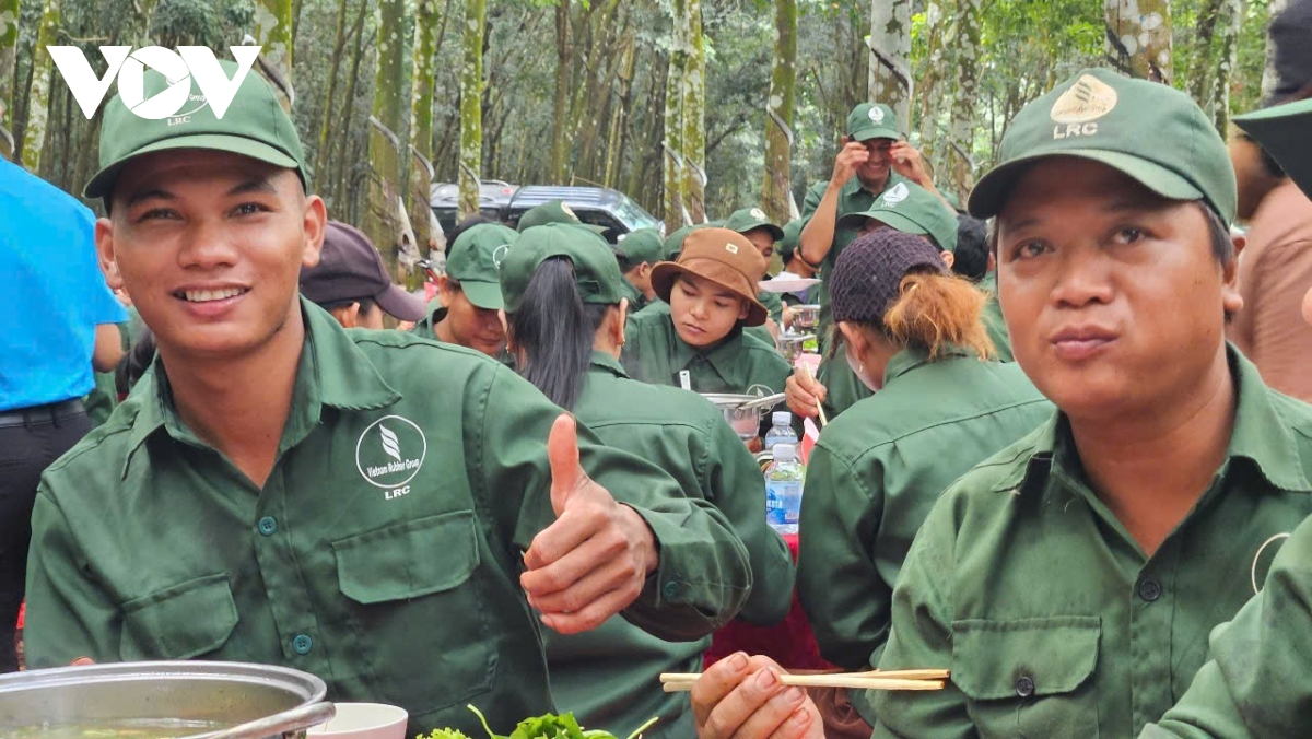 bua com cong nhan, am long noi rung vang hinh anh 8