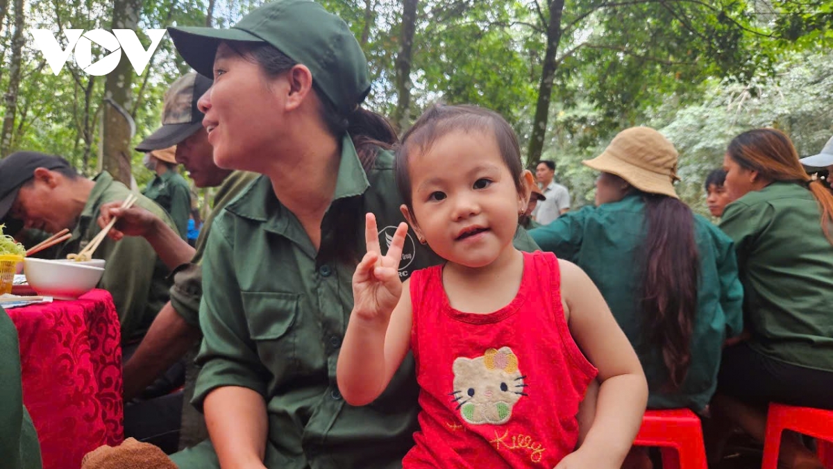 bua com cong nhan, am long noi rung vang hinh anh 7