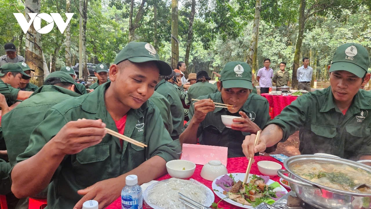 bua com cong nhan, am long noi rung vang hinh anh 6
