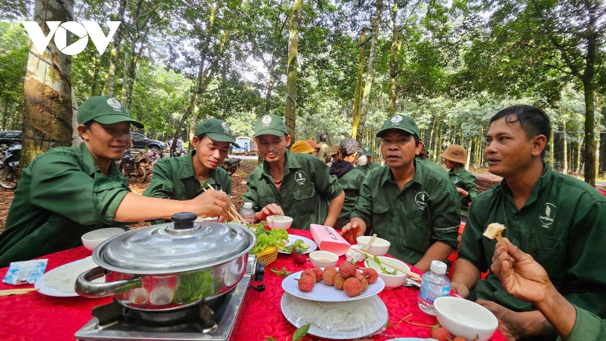 bua com cong nhan, am long noi rung vang hinh anh 11